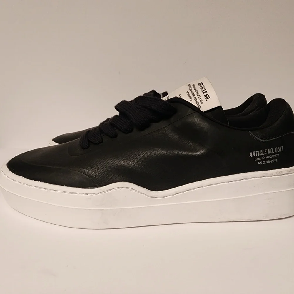 Article No. Black Casual Running Low-Top Sneakers Men’s Black & White Size 7